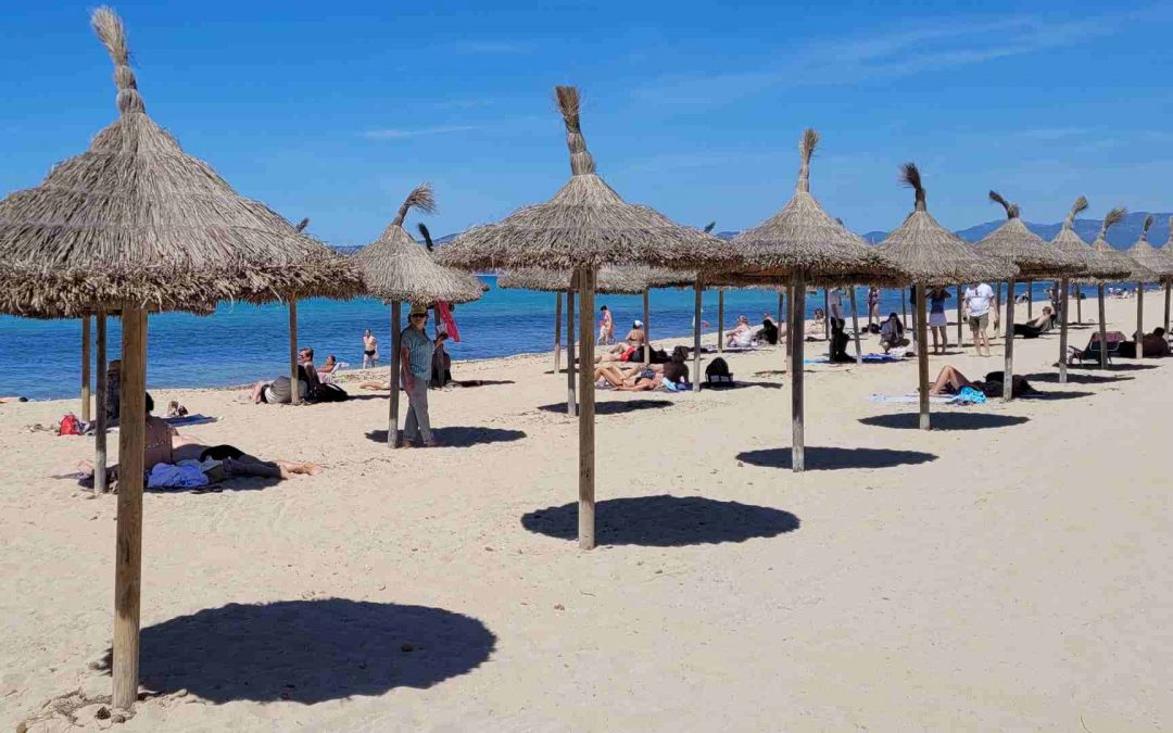 Keine Liegen an der Playa de Palma